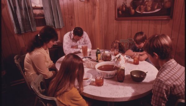 THE_WAYNE_GIPSON_FAMILY_SAYS_A_PRAYER_BEFORE_THEIR_EVENING_MEAL_IN_THE_KITCHEN_OF_THEIR_MODERN_HOME_NEAR_GRUETLI..._-_NARA_-_556611